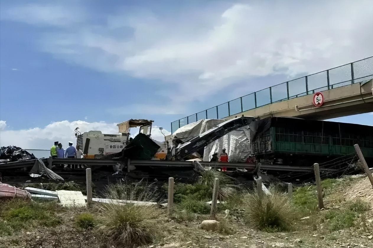 最新车祸现场惨状引发公众关注和媒体报道争议