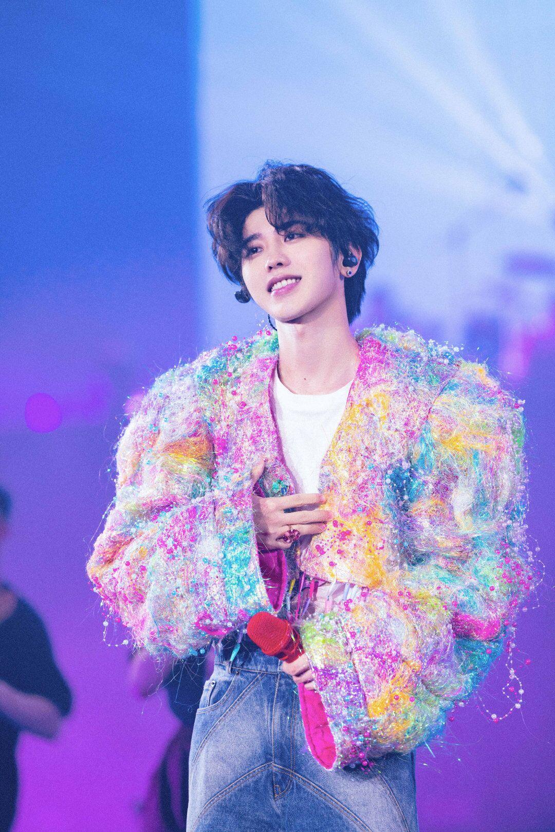 蔡徐坤最新照片,时尚魅力与商业化的交织?