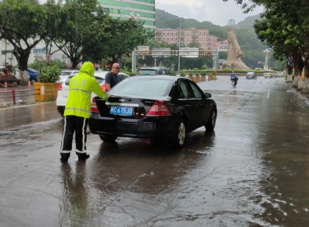 福州台风最新消息2025，风雨中的小巷奇遇与隐藏特色小店